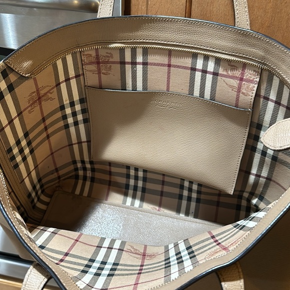 Beautiful tan leather Burberry large zipper tote shoulder bag w check interior - Picture 10 of 15